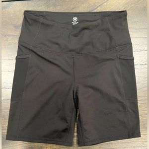 GAIAM Biker Short With Pockets Black Size Medium Workout Spandex